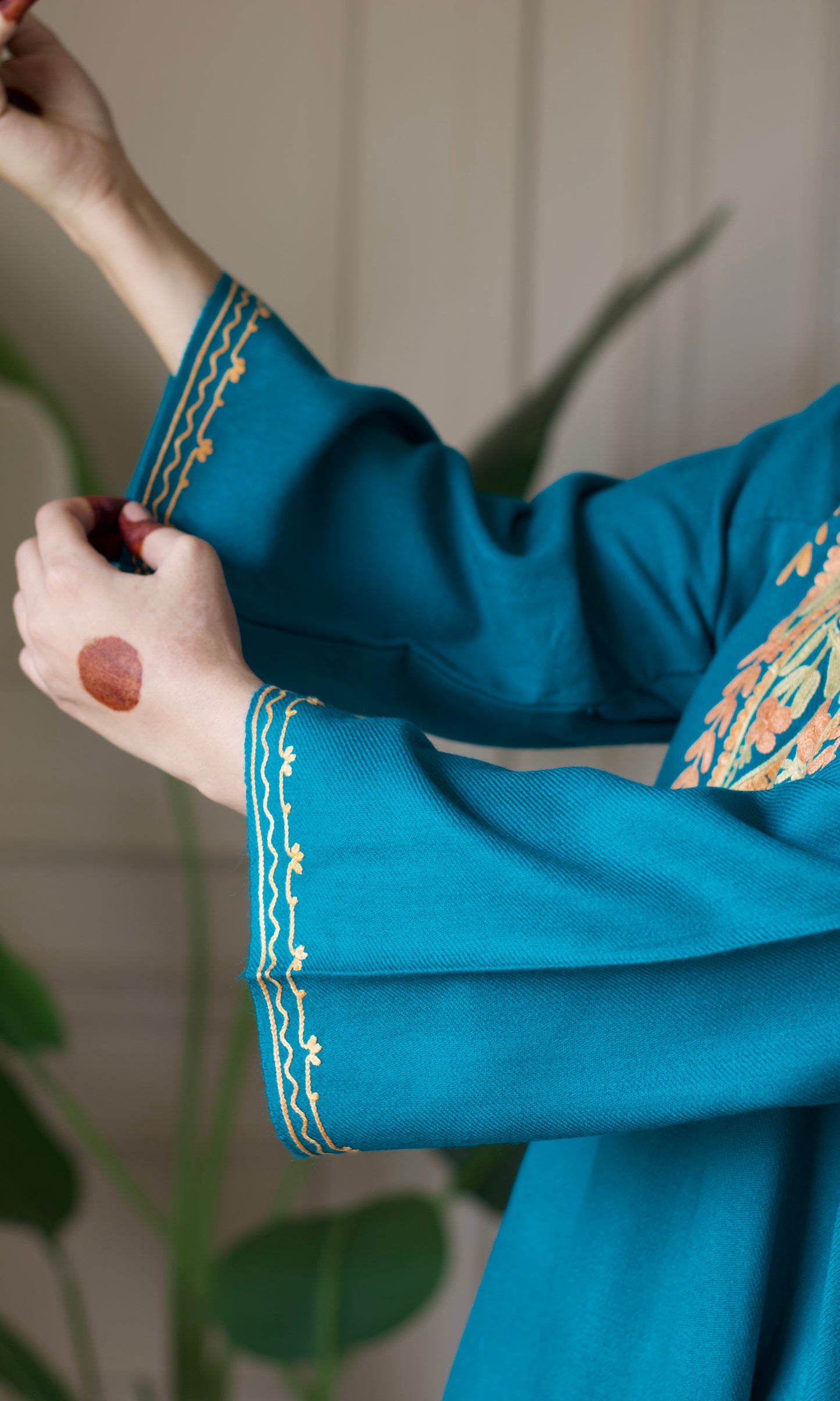 Sea Green Aari Embroidered Fine Cashmilon Pheran