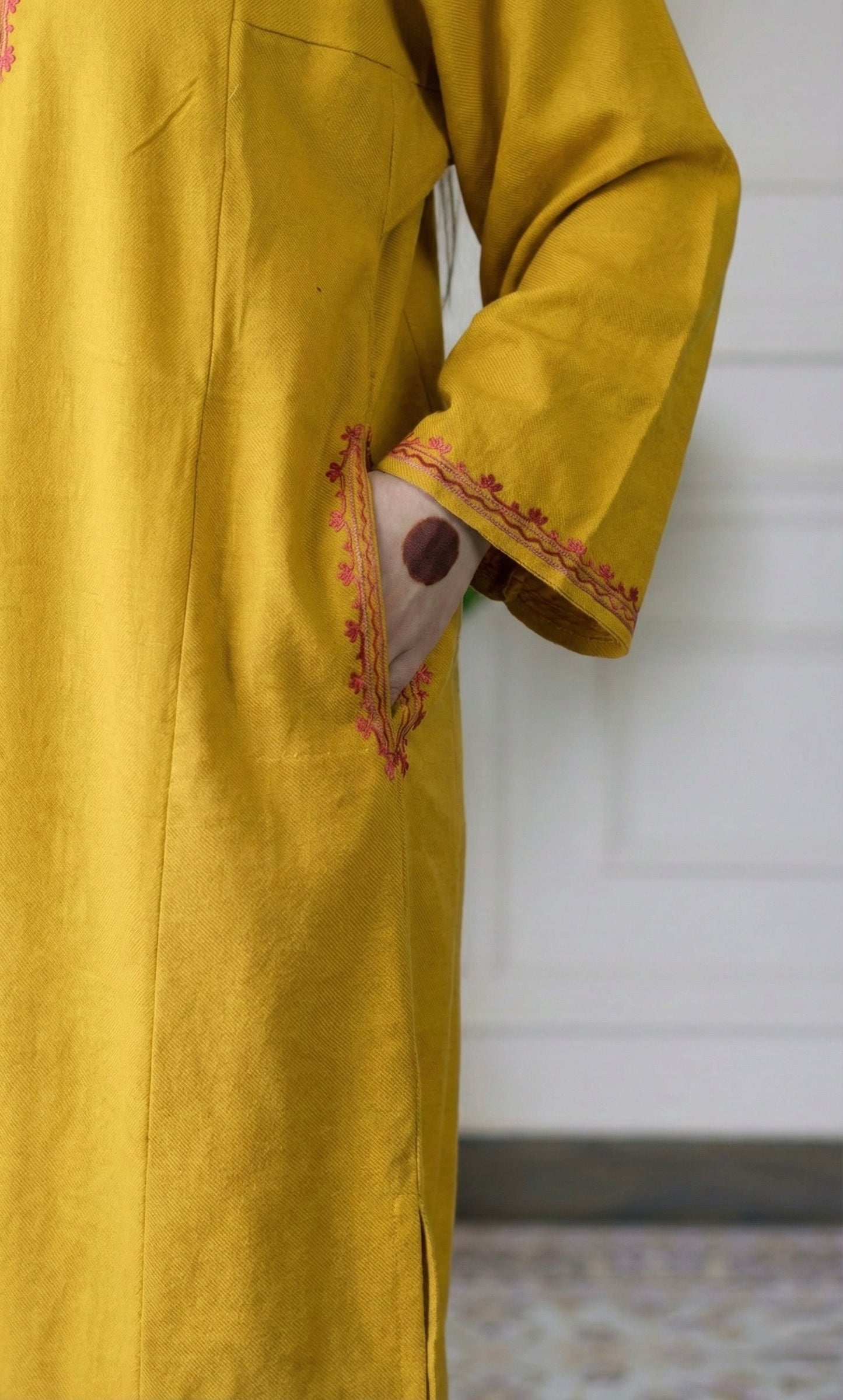 Golden Blush Bloom Aari Embroidered Fine Cashmilon Pheran