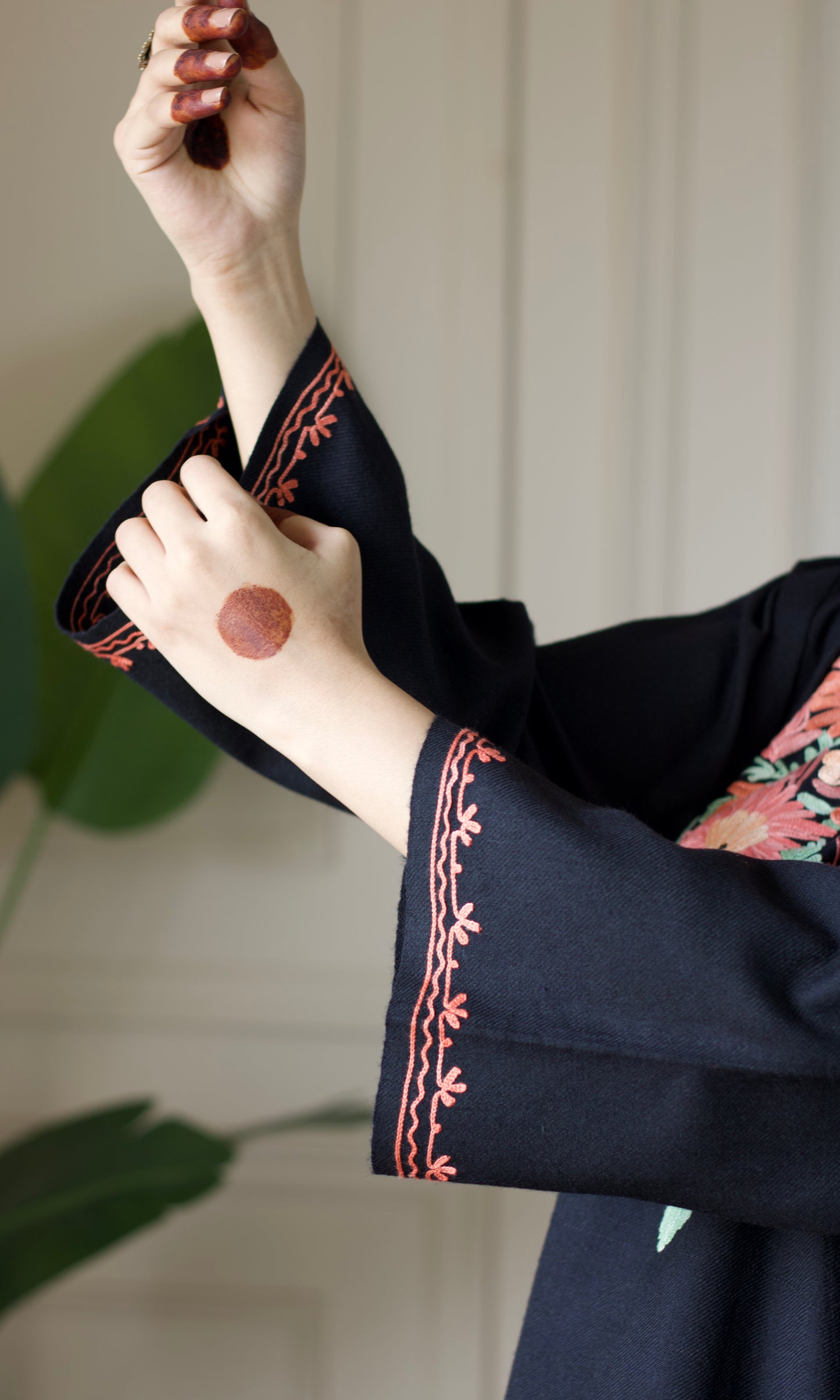 Floral Glow Aari Embroidered Black Fine Cashmilon Pheran