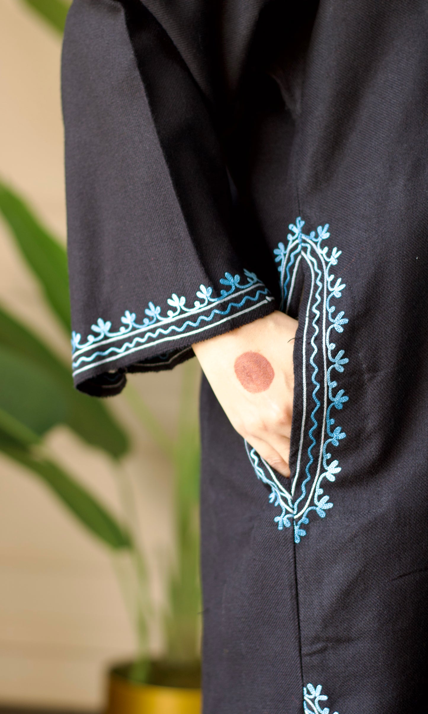 Blue Bliss Aari Embroidered Black Fine Cashmilon Pheran