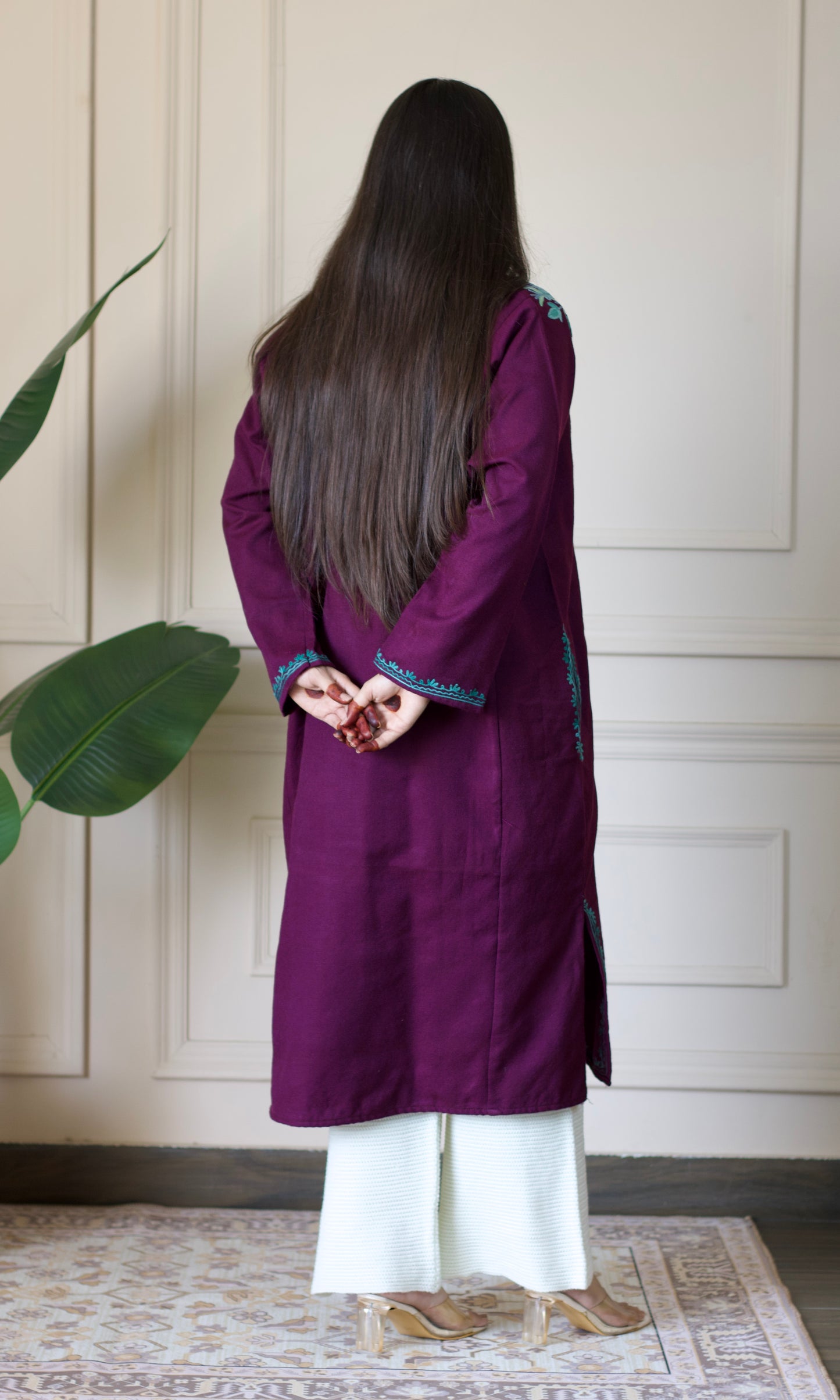 Plum Glow Aari Embroidered Fine Cashmilon Pheran
