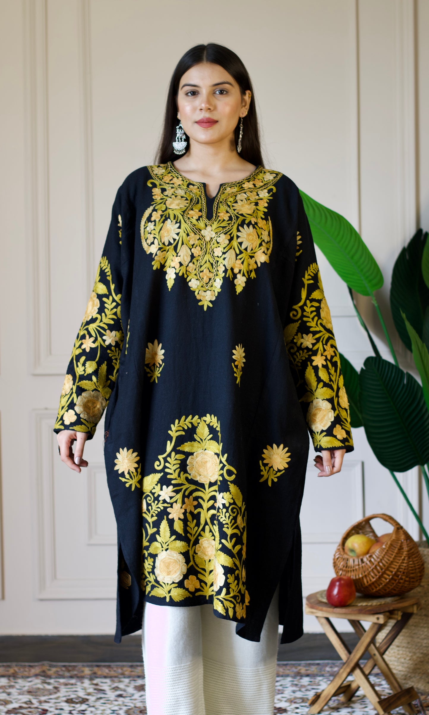 Black Aari Embroidered Wool Pheran