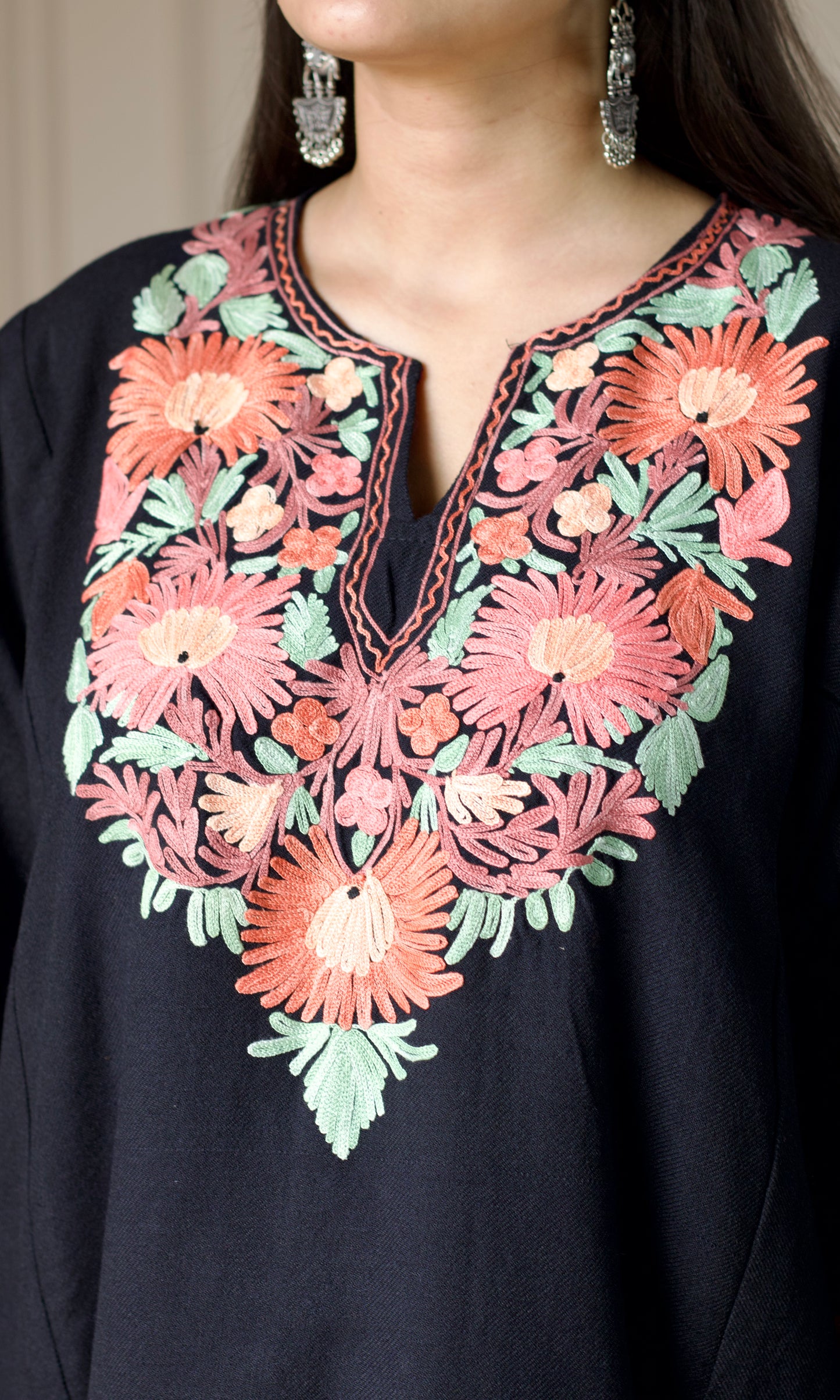 Floral Glow Aari Embroidered Black Fine Cashmilon Pheran