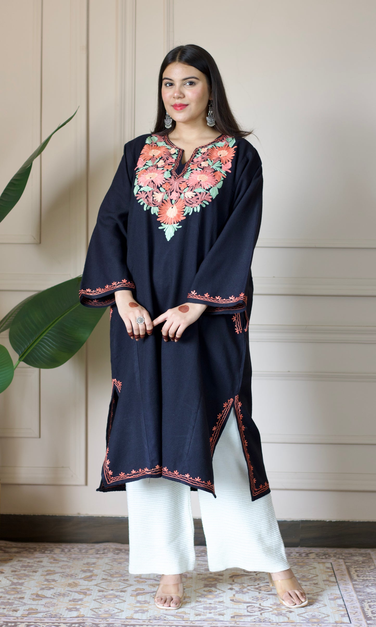 Floral Glow Aari Embroidered Black Fine Cashmilon Pheran
