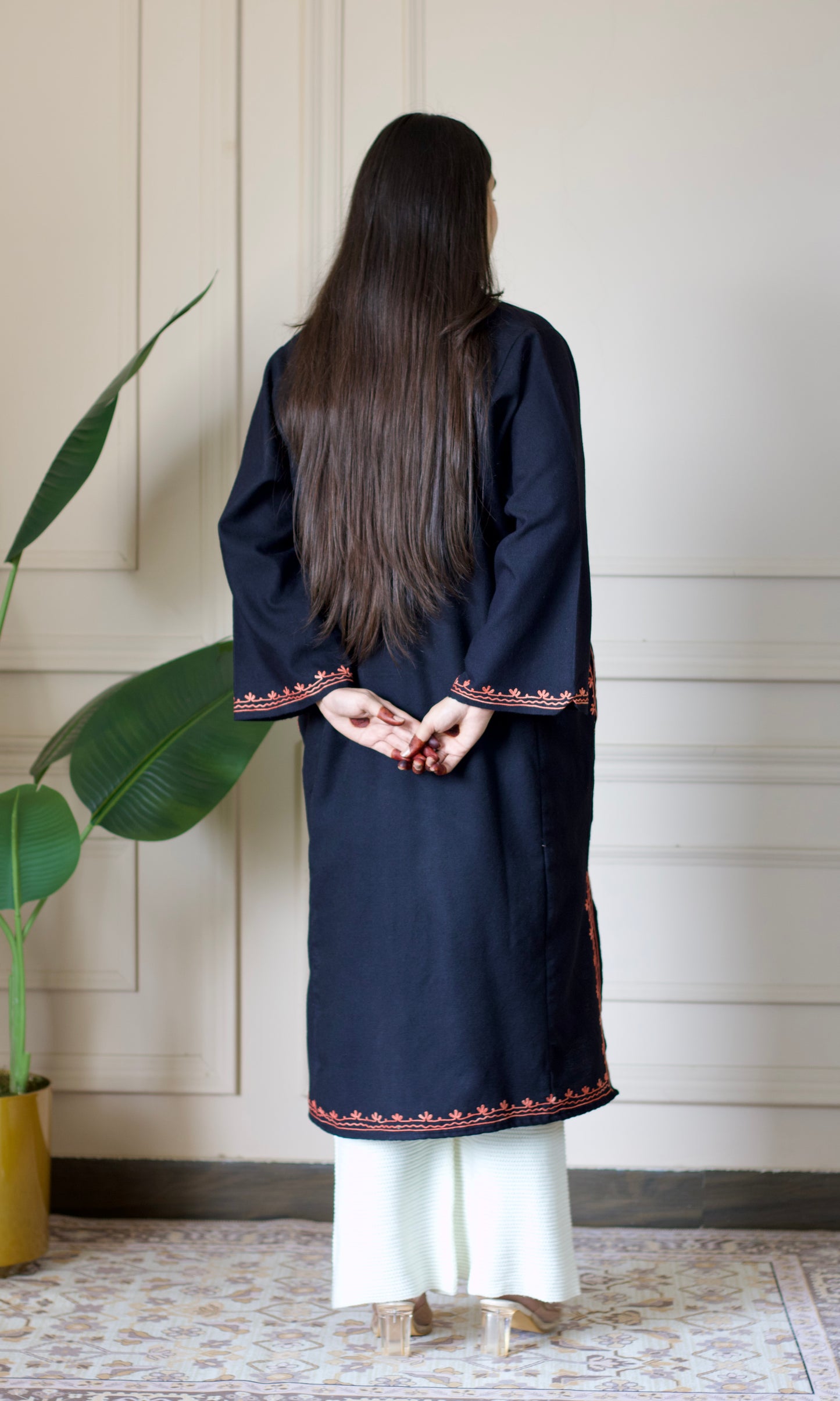 Floral Glow Aari Embroidered Black Fine Cashmilon Pheran