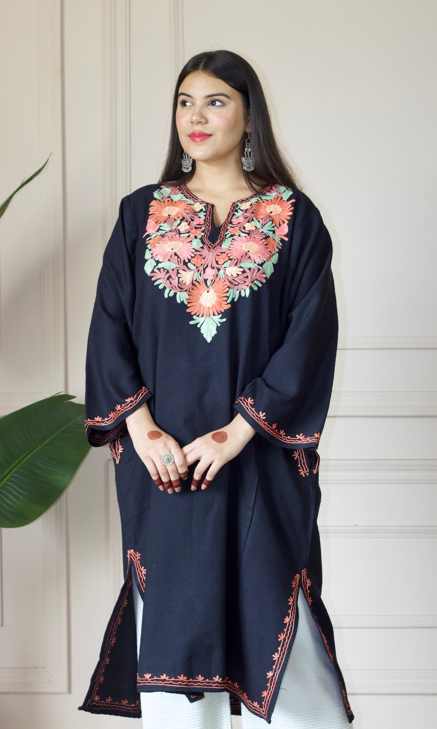 Floral Glow Aari Embroidered Black Fine Cashmilon Pheran
