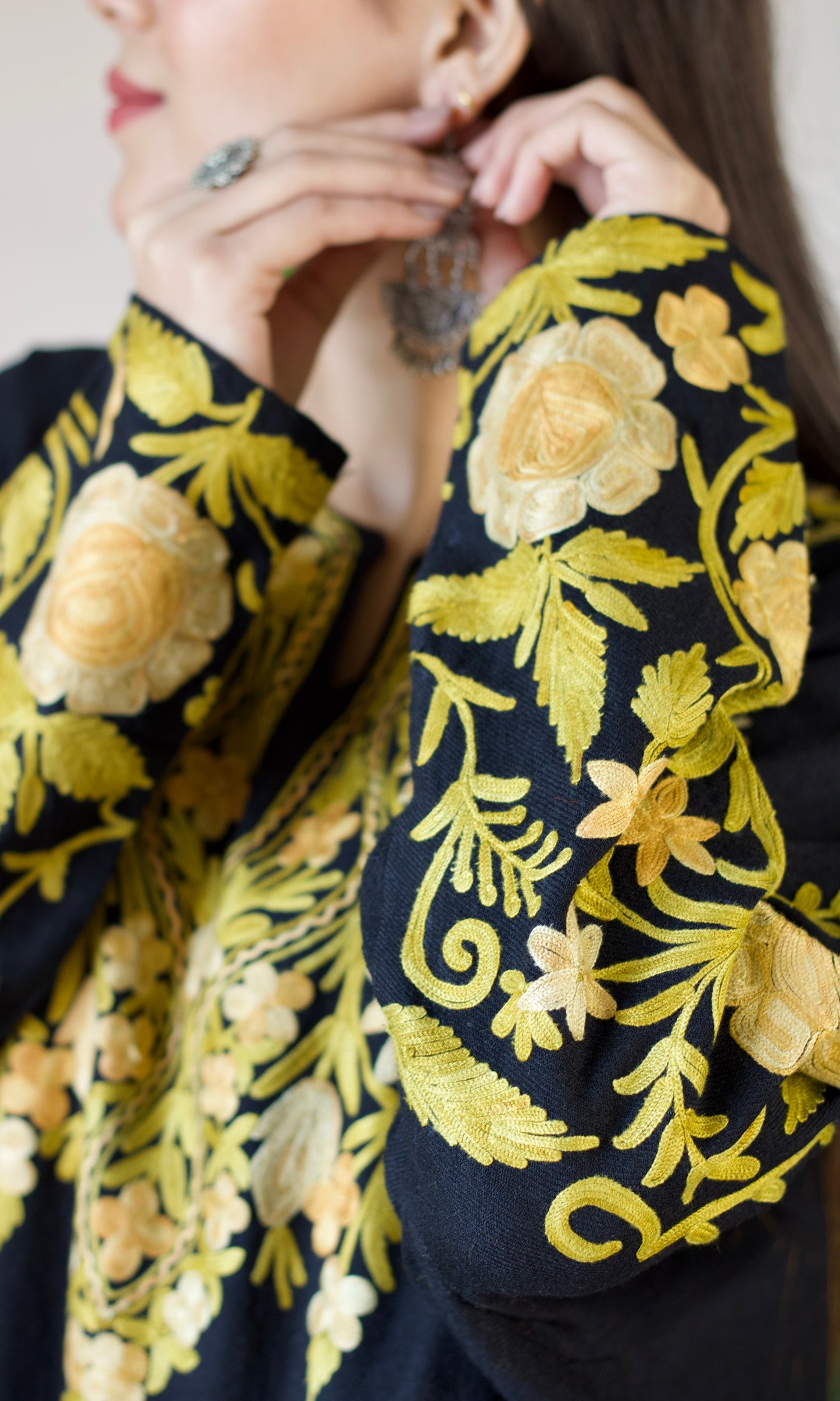 Black Aari Embroidered Wool Pheran