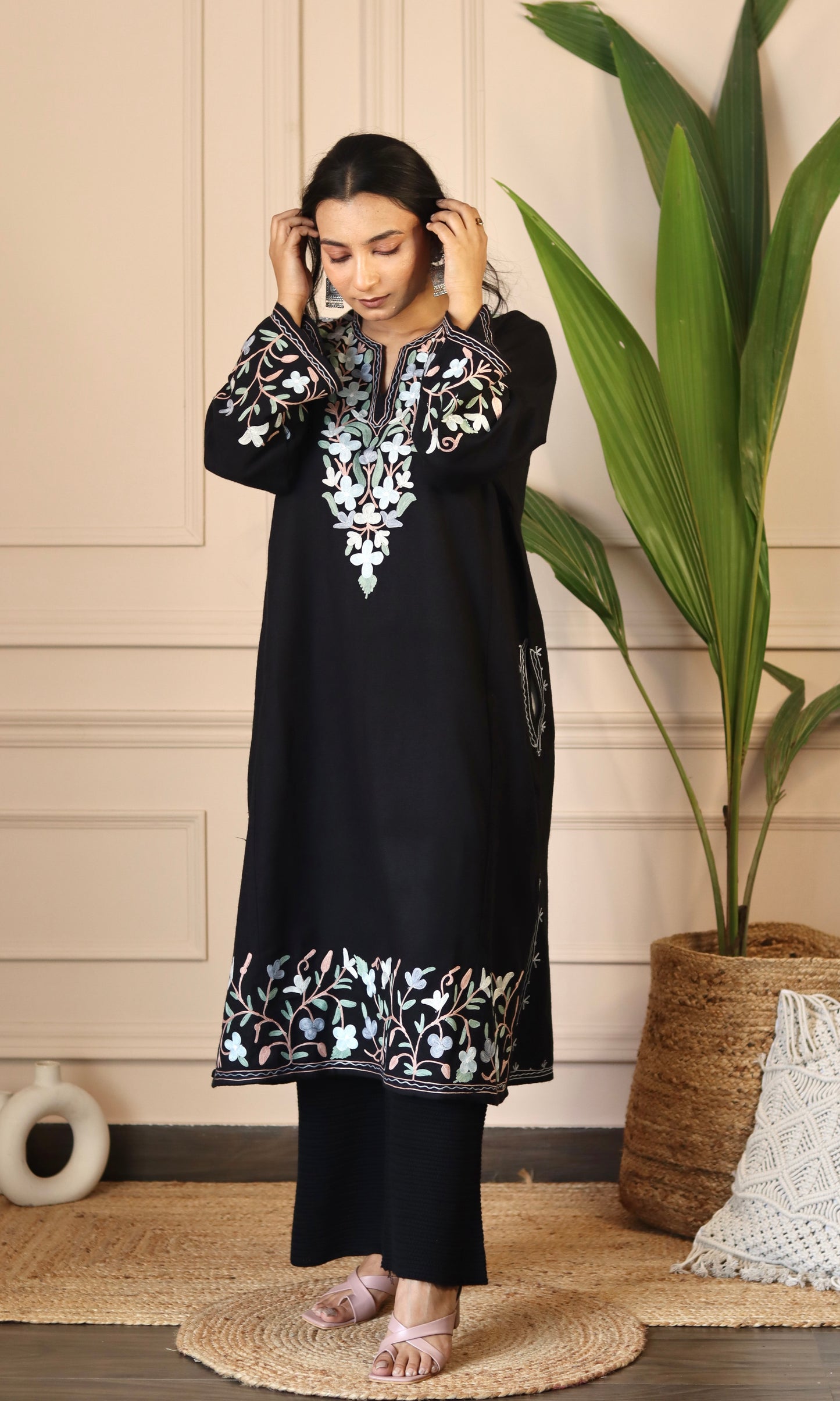 Black Aari Embroidered Fine Cashmilon Pheran