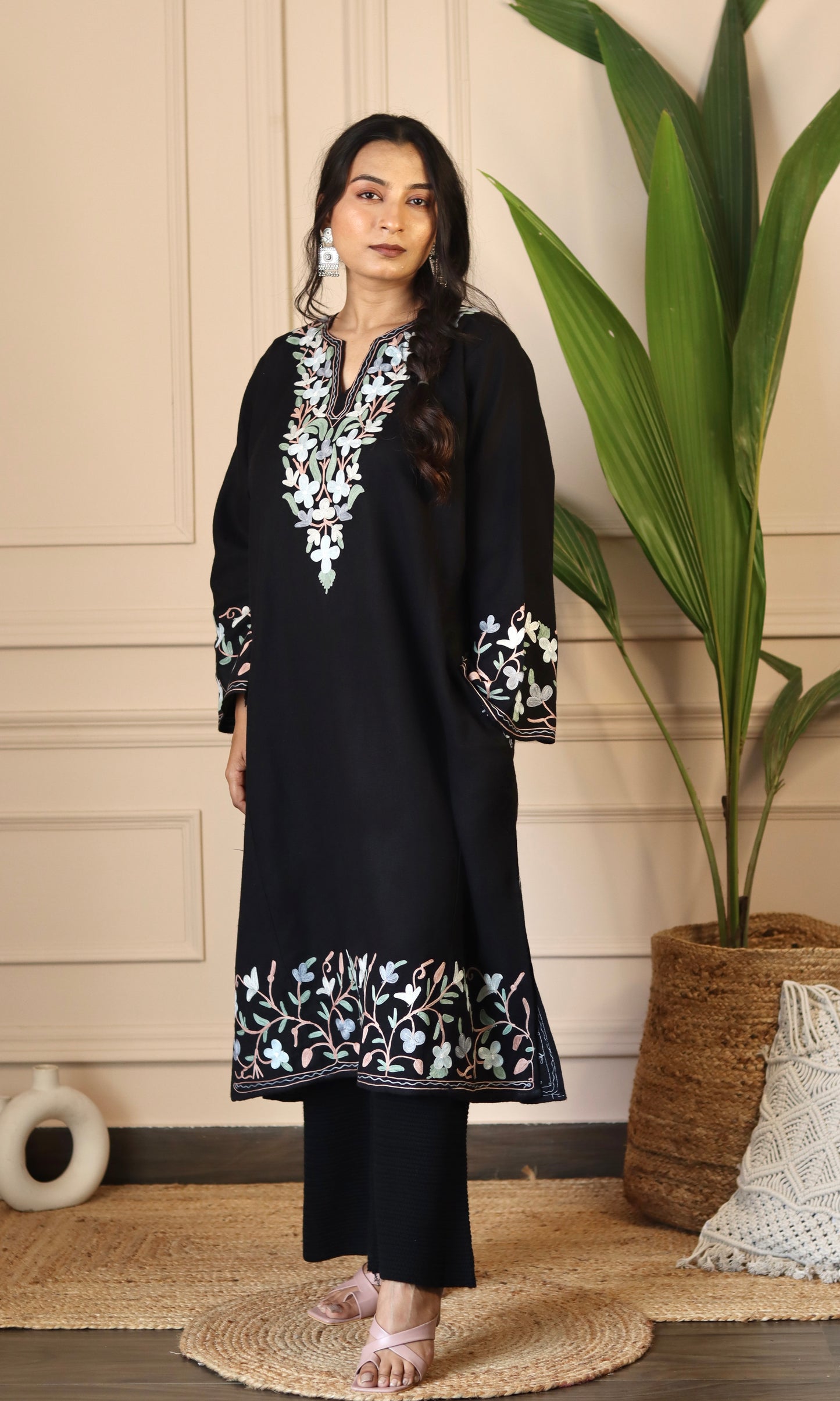 Black Aari Embroidered Fine Cashmilon Pheran