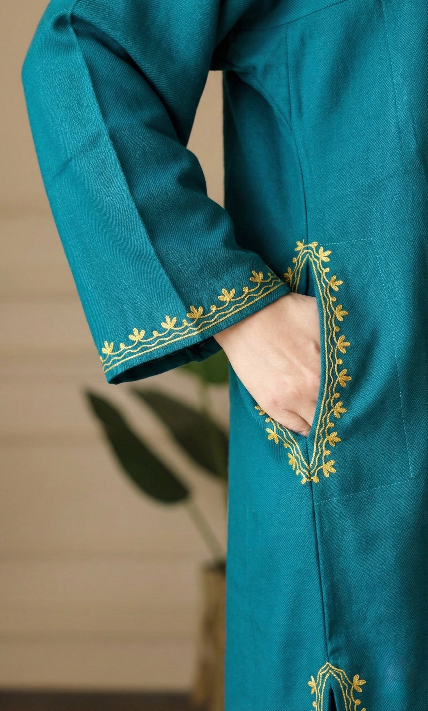 Sea Green Gold-Dust Aari Embroidered Fine Cashmilon Pheran