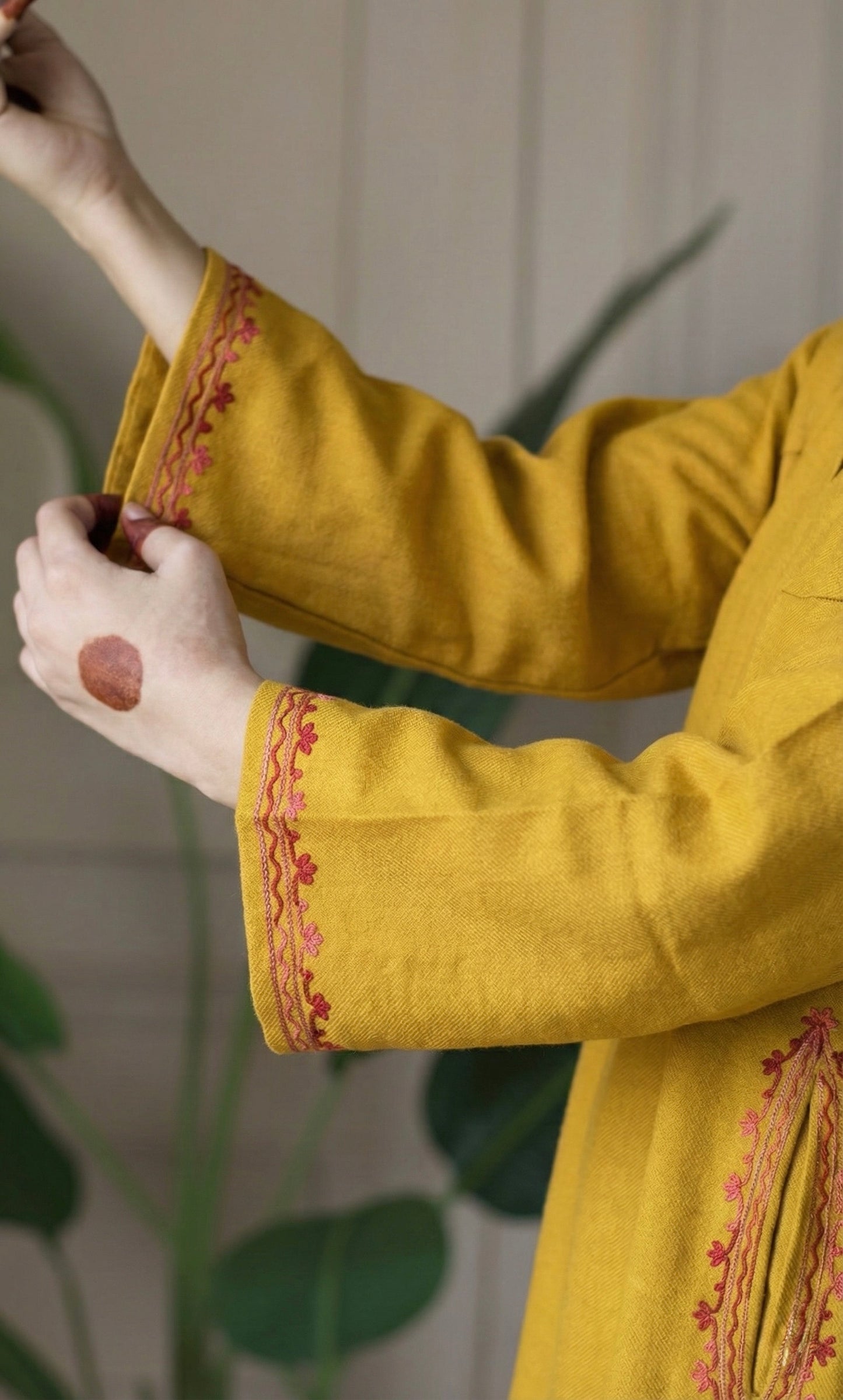 Golden Blush Bloom Aari Embroidered Fine Cashmilon Pheran