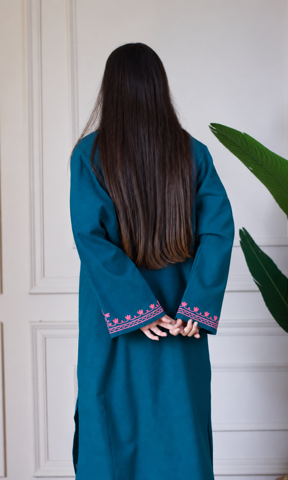 Deep Sea Green Rose Aari Embroidered Fine Cashmilon Pheran